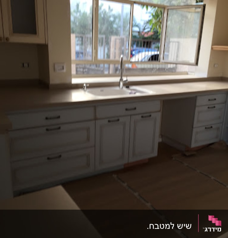 מטבח עם משטחי שיש בהתקנה